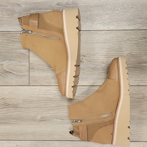 Donald Pliner Size 8 Tinsley 2 Wedge Bootie - Picture 3 of 10